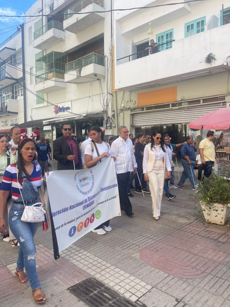 Participantes con discapacidad en la caminata