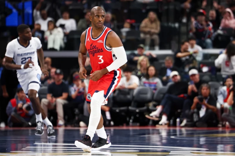 Chris Paul, de los Clippers, tras encestar un triple ante los Grizzlies, el 28 de noviembre de 2025, en Inglewood, California.