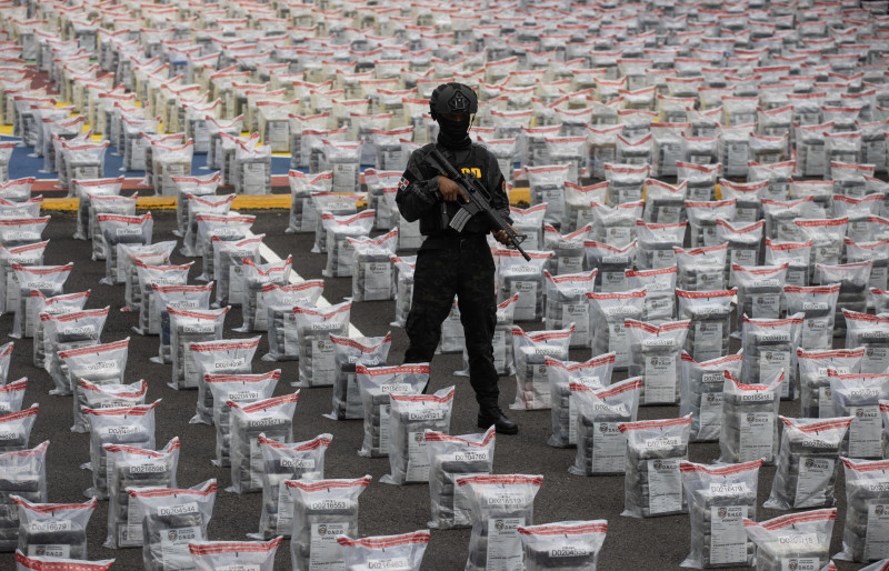 Un agente de la Dirección Nacional de Control de Drogas (DNCD), resguarda un cargamento de 9.588 kilos de droga incautada en Santo Domingo. /EFE