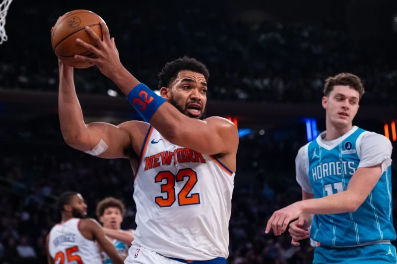 El dominicano Karl-Anthony Towns, de los Knicks, atrapa un rebote en el partido ante los Hornets, el 3 de diciembre de 2025.