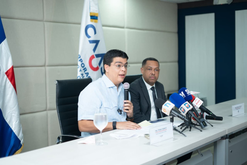 El director de la Corporación del Acueducto y Alcantarillado de Santo Domingo (CAASD), Felipe Subervi y el presidente del Colegio Dominicano de Ingenieros, Arquitectos y Agrimensores (CODIA), el ingeniero Enrique Rosario.