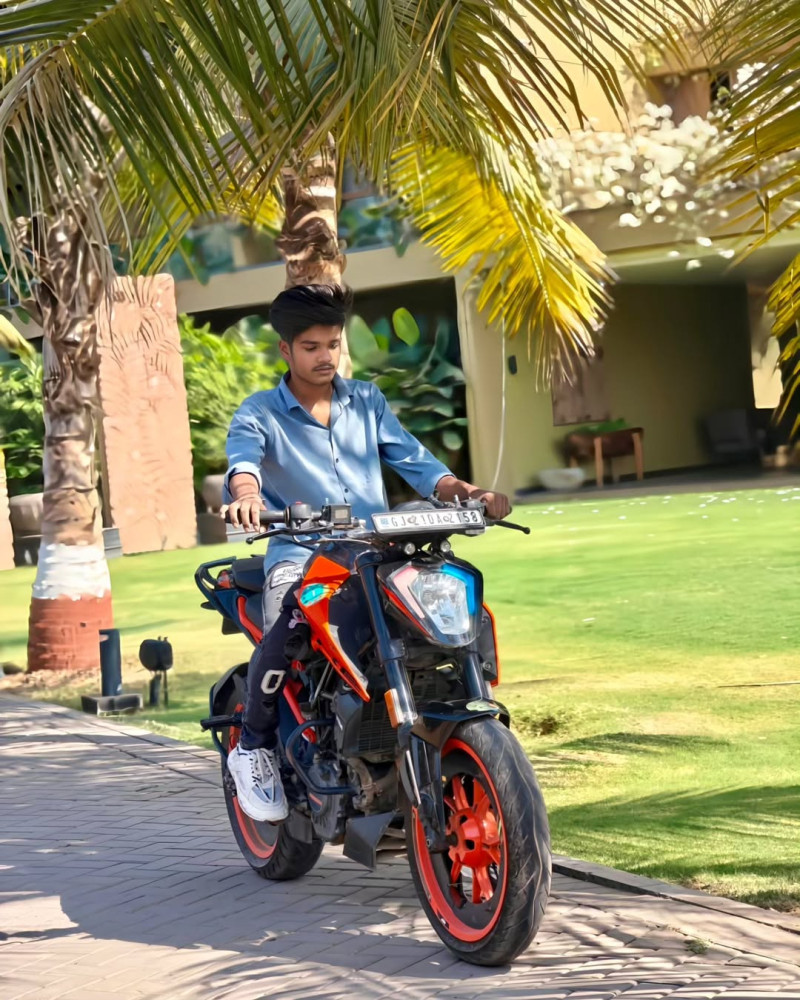 Prince Patel, conocido en redes sociales como PKR Blogger.