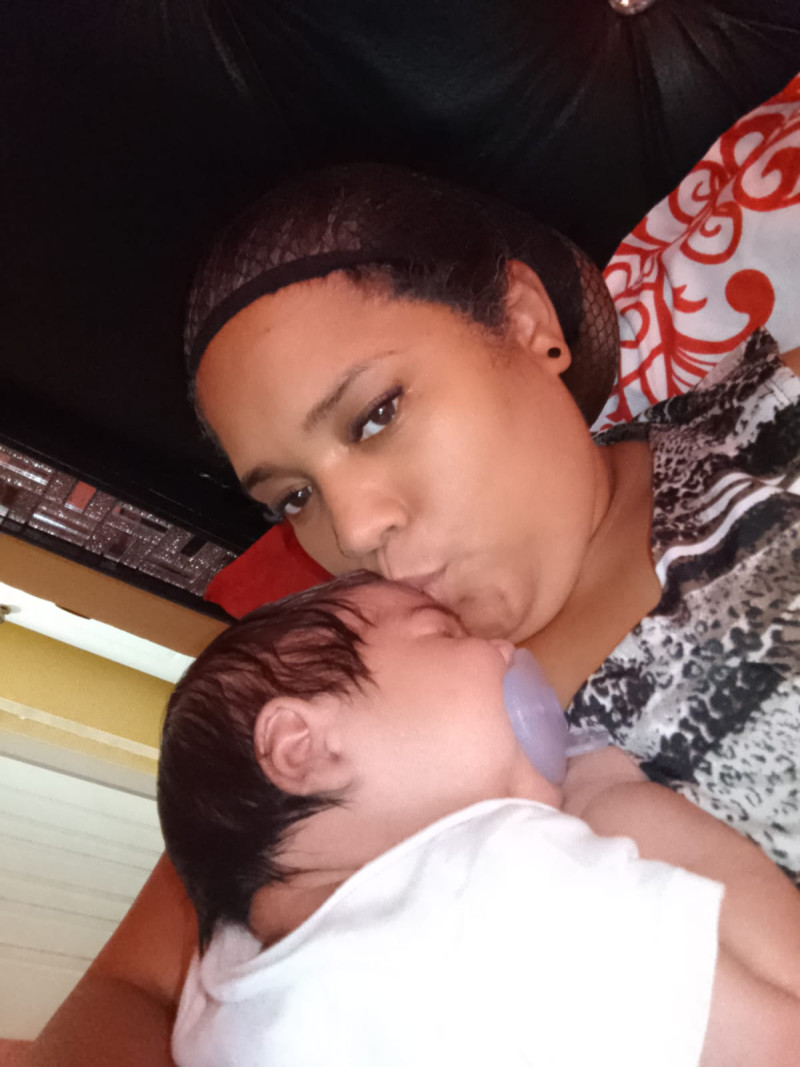 Ana Sánchez junto a uno de sus cinco hijos