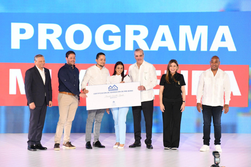 El presidente Luis Abinader y el ministro Carlos Bonilla entregan primero bonos en el programa Mi vivienda.