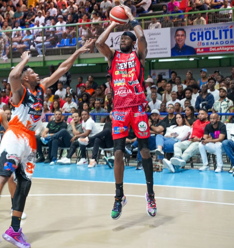 El refuerzo Kerry Richardson, del club Centro, realiza un disparo de campo ante la defensa de Jefrey Cedeño, del club Antonio Guzmán.