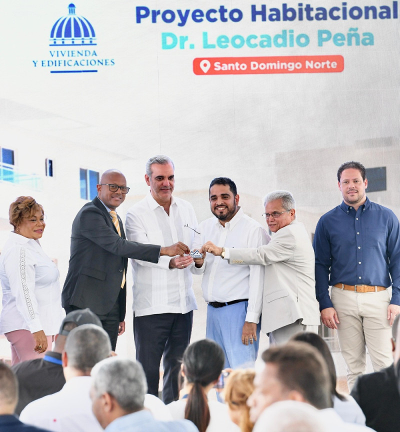 Presidente Luis Abinader entrega primeros apartamentos a miembros del Colegio Medico Dominicano.