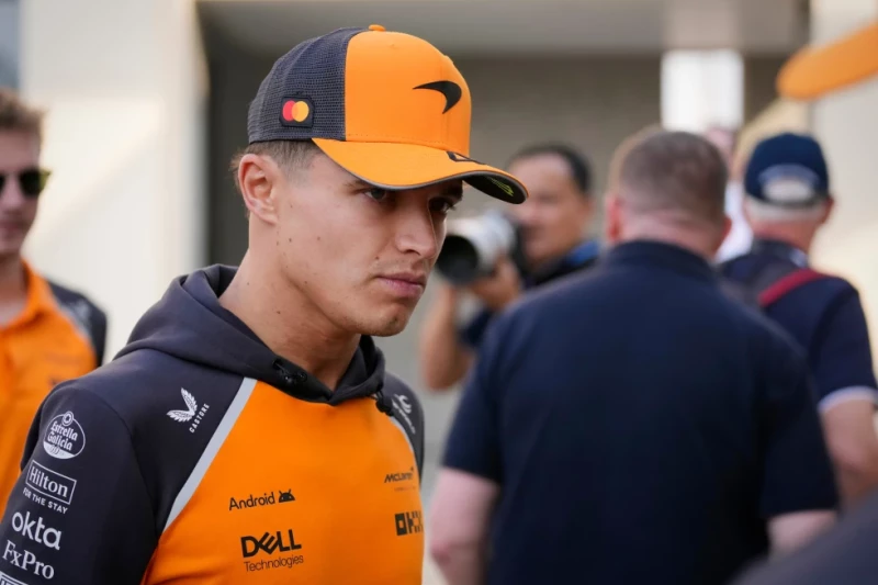Lando Norris de McLaren recorre el paddock del circuito Yas Marina con miras al Gran Premio de Abu Dabi, el 4 de diciembre de 2025.