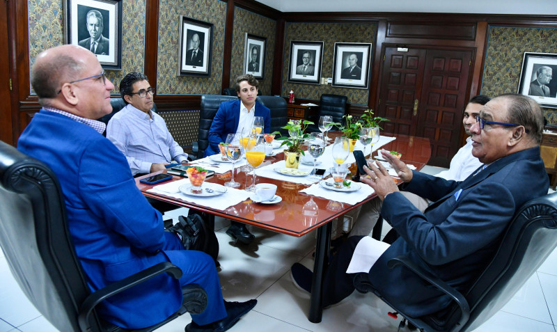 El director de Listín Diario, Miguel Franjul, intercambia con Patricio Sepúlveda, director comercial Latinoamérica de la empresa VALTIR,  y Máximo Martín Gómez  y Andrés Gómez, director general y representante, respectivamente, de la dominicana Tintarella.