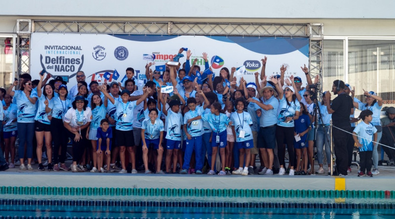 El equipo de los Delfines de Naco recibe su copa de campeón del Invitacional Internacional 2025.