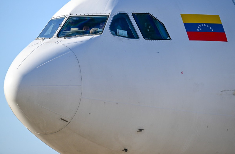 Un avión de Conviasa Airlines rueda tras aterrizar en el Aeropuerto Internacional Simón Bolívar de Maiquetía, Venezuela, el 3 de diciembre de 2025.