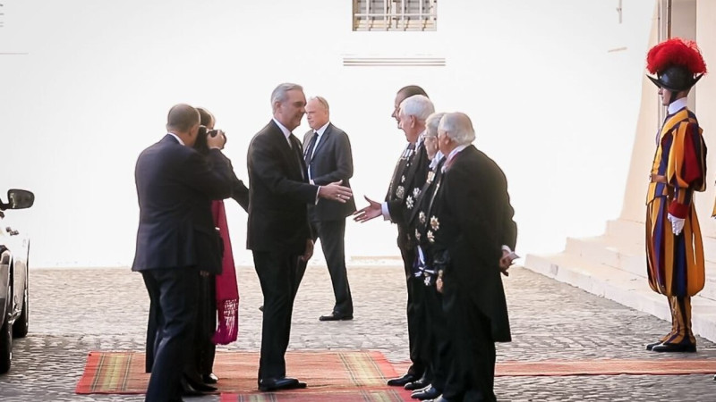 La práctica de recibir formalmente a los invitados tiene profundas raíces históricas vinculadas a la organización del poder.