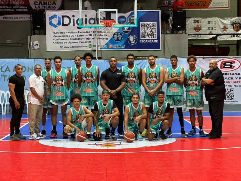 Integrantes del equipo los Polancos que se coronó campeón del torneo de baloncesto de Tamboril.