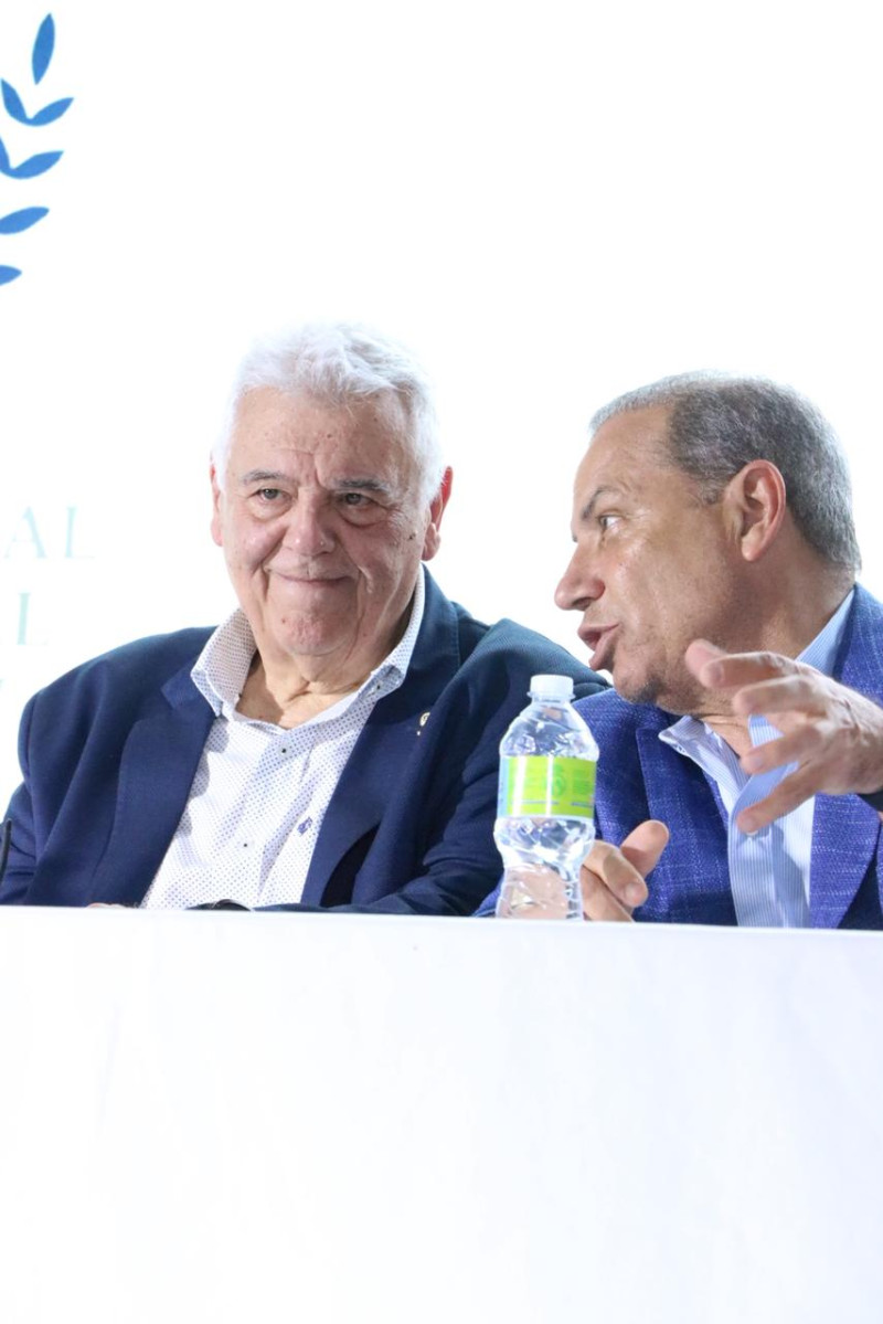 Don Osvaldo Maggi en una amena conversación con Garibaldy Bautista, presidente del Comité Olímpico Dominicano.