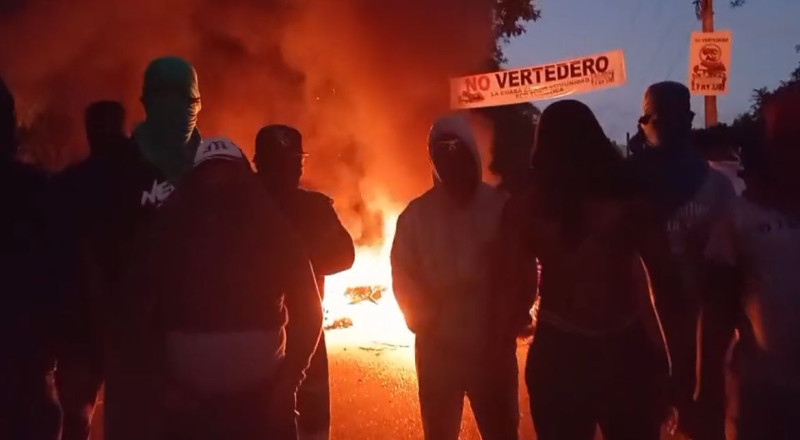 Por segundo día consecutivo, comunitarios del paraje El Aguacate de La Cuaba de Pedro Brand salieron a las calles con quema de neumáticos y paralización de la principal vía de acceso.