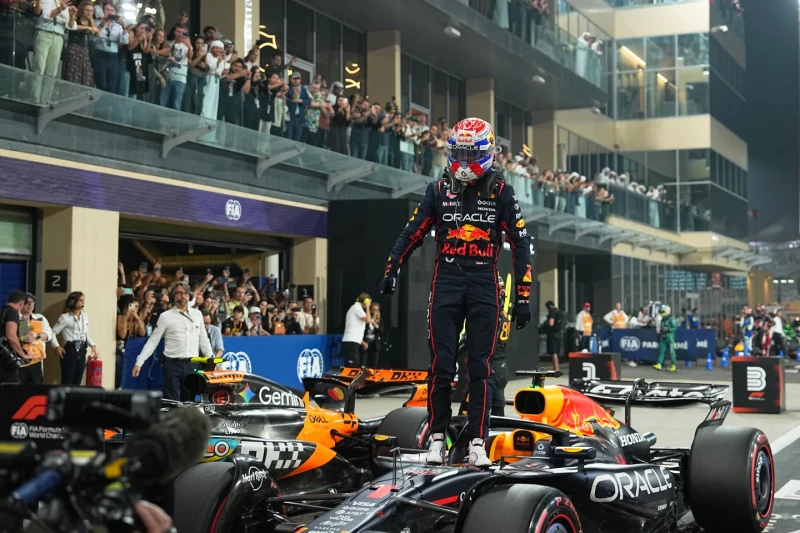 Max Verstappen, de Red Bull, celebra tras conseguir el mejor tiempo en la clasificación para el Gran Premio de Abu Dadi, el 6 de diciembre de 2025.