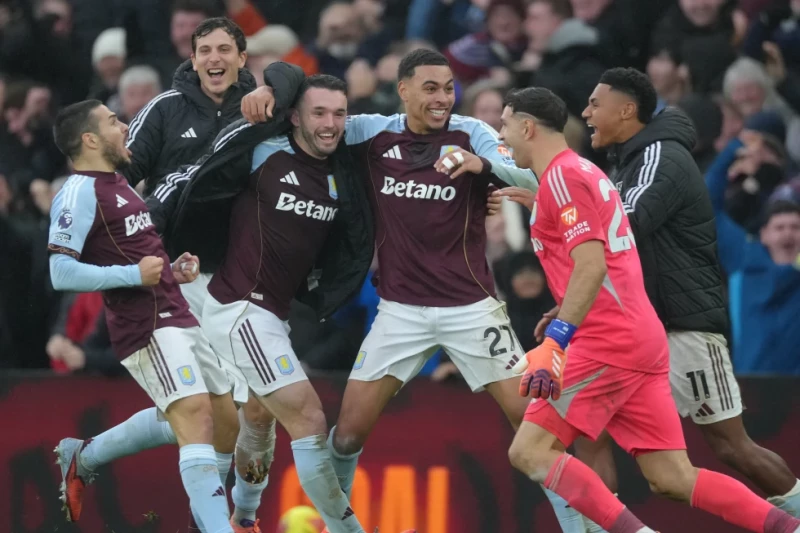 Jugadores del Aston Villa celebran el gol de Emiliano Buendía en el tiempo de descuento ante el Arsenal en la Liga Premier el 6 de diciembre del 2025.