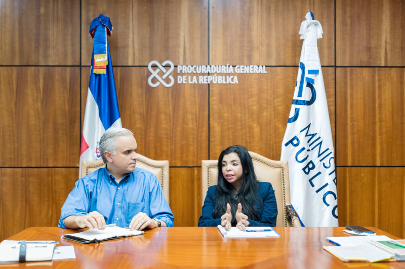 La procuradora general de la República, Yeni Berenice Reynoso, y el ministro de Educación, Luis Miguel De Camps.