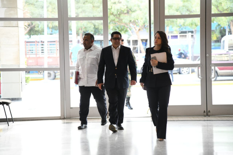 Eduardo Read y sus abogados al llegar al edificio de la Procuraduría General de la República Dominicana