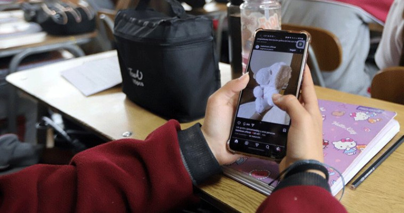 Los jóvenes, enganchados al teléfono móvil.