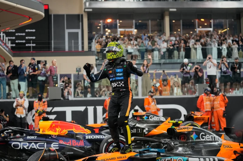 Lando Norris, de McLaren, celebra tras convertirse en campeón de la Fórmula Uno tras el Gran Premio de Abu Dabi, el 7 de diciembre de 2025.
