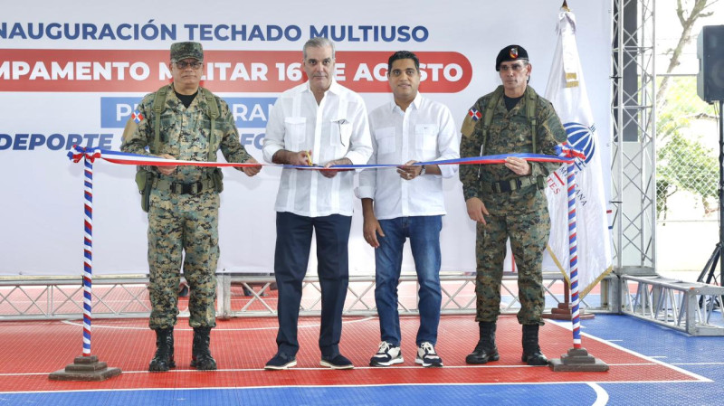 El presidente Luis Abinader y el ministro de Deportes Kelvin Cruz encabezan el acto del corte de la cinta durante la inaguración de la instalación atlética.