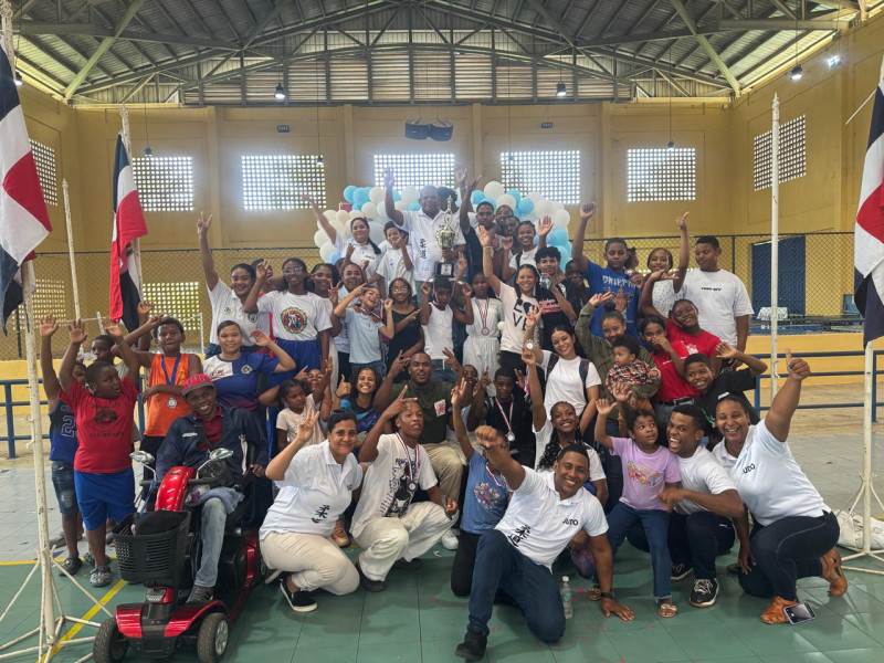 Directivos y atletas de la Asociación de Judo de Bayaguana, al recibir el trofeo de campeones.