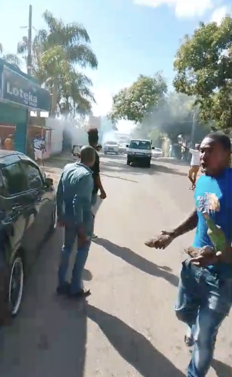 Un enfrentamiento con piedras, palos y bombas lacrimógenas se produjo en la comunidad de La Cuaba en medio de protestas