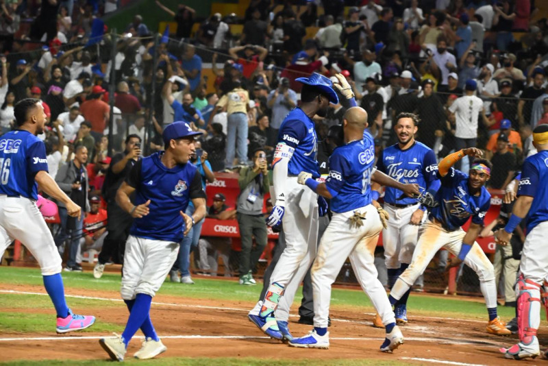Emilio Bonifacio coloca sombrero a Ronny Mauricio luego de conectar un cuadrangular en la décima para dejar en el terreno a los Leones.