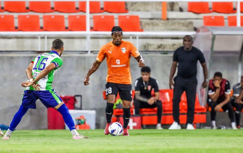 Carlos Ventura de Cibao es defendido por Christopher Almonte de Delfines.