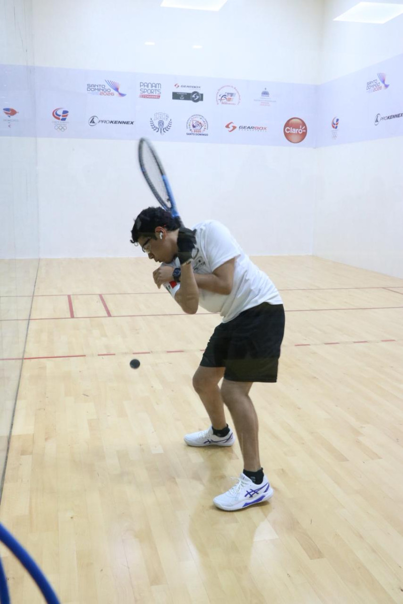 El mexicano Sebastián Hernández durante su encuentro con Noah McEwen, de Canadá, a quien venció 3-0.