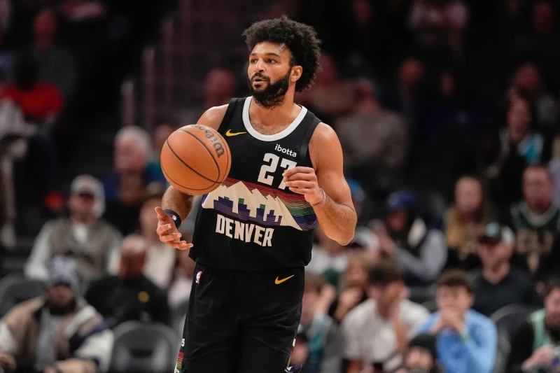 Jamal Murray, de los Nuggets, controla el balón durante el partido de la NBA contra Charlotte, el 7 de diciembre de 2025.