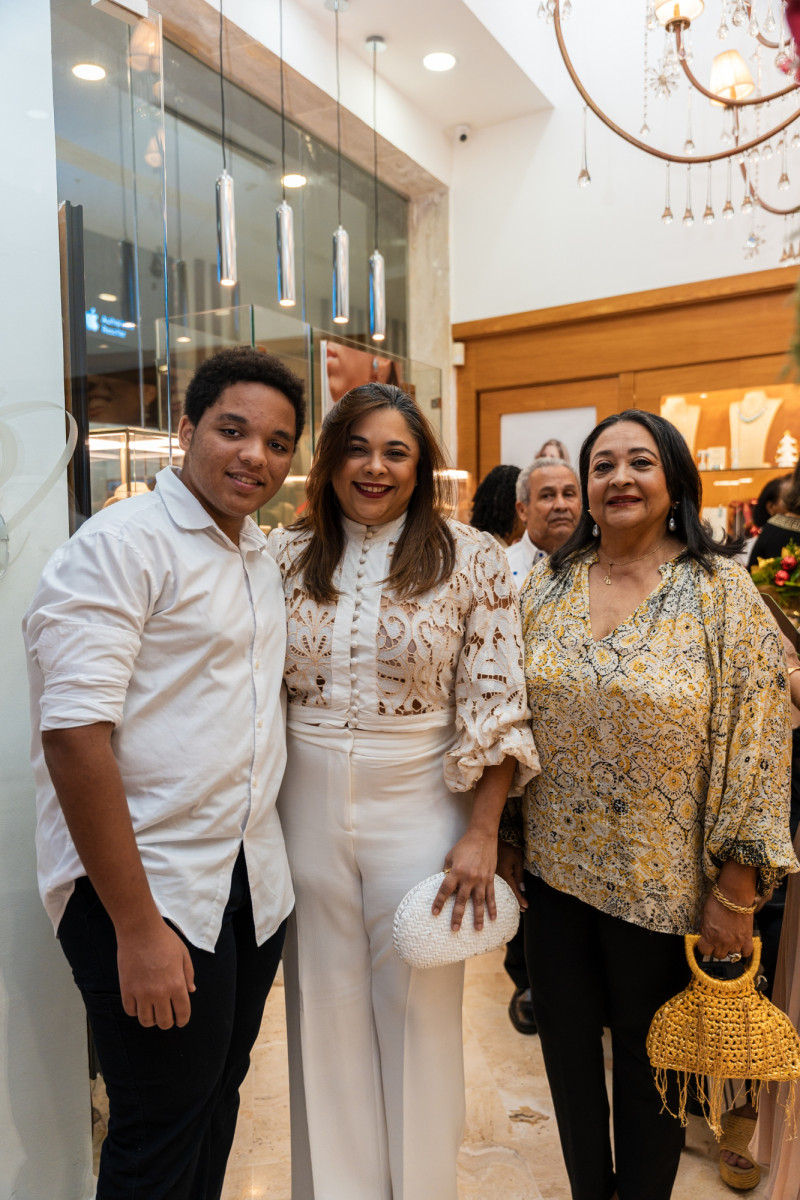Carlos Manuel Alcántara, Wendy Estrada y Fior Ares.