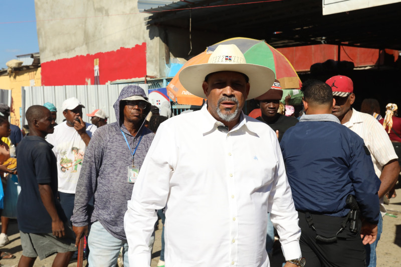 Participación masiva de haitianos en el mercado fronterizo de Dajabón.