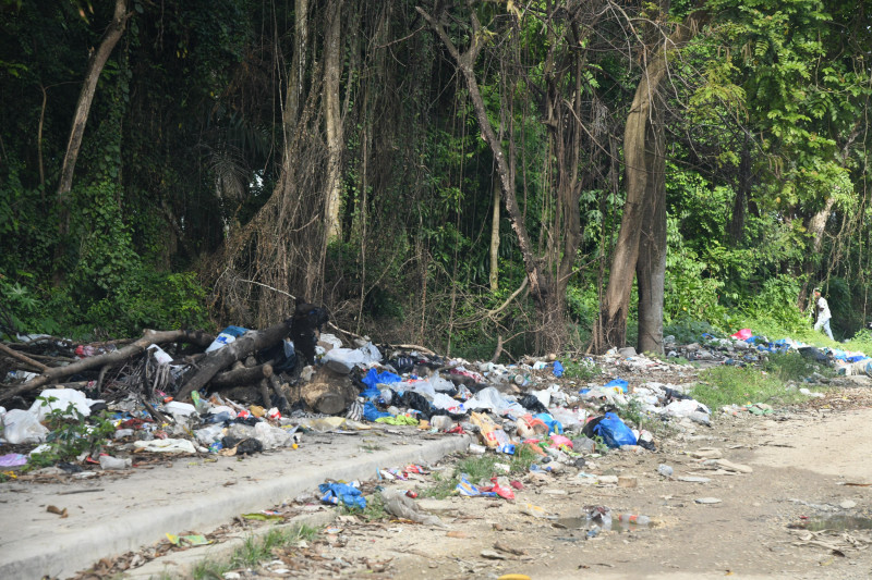 Vertedero improvisado en San Luis. Los camiones recolectores tienen un paso intermitente.