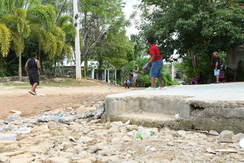 Comunitarios juegan pese al deterioro de las calles.