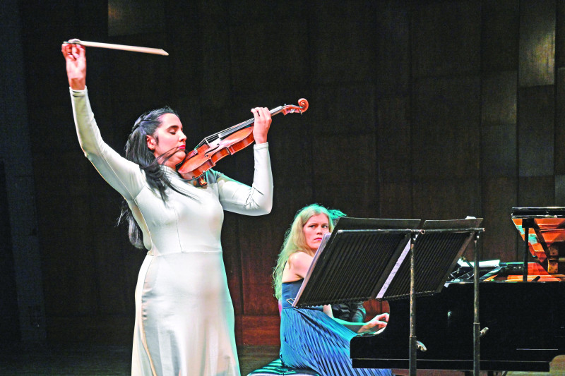 La violinista clásica dominicana Aisha Syed culminó su gira mundial Souvenir interpretando el concierto de Max Bruch en sol menor junto a la Central Ohio Symphony Orchestra (Orquesta Sinfónica Central de Ohio).