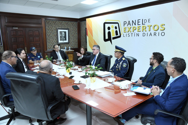 Mesa del Panel de Expertos del LISTÍN DIARO para analizar el fenómeno de la delincuencia en los menores.