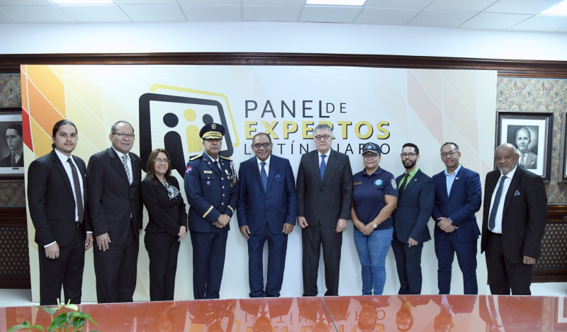 Participantes y anfitriones en el Panel de Expertos del LISTÍN DIARIO para analizar el fenómeno de la delincuencia en los menores de edad.
