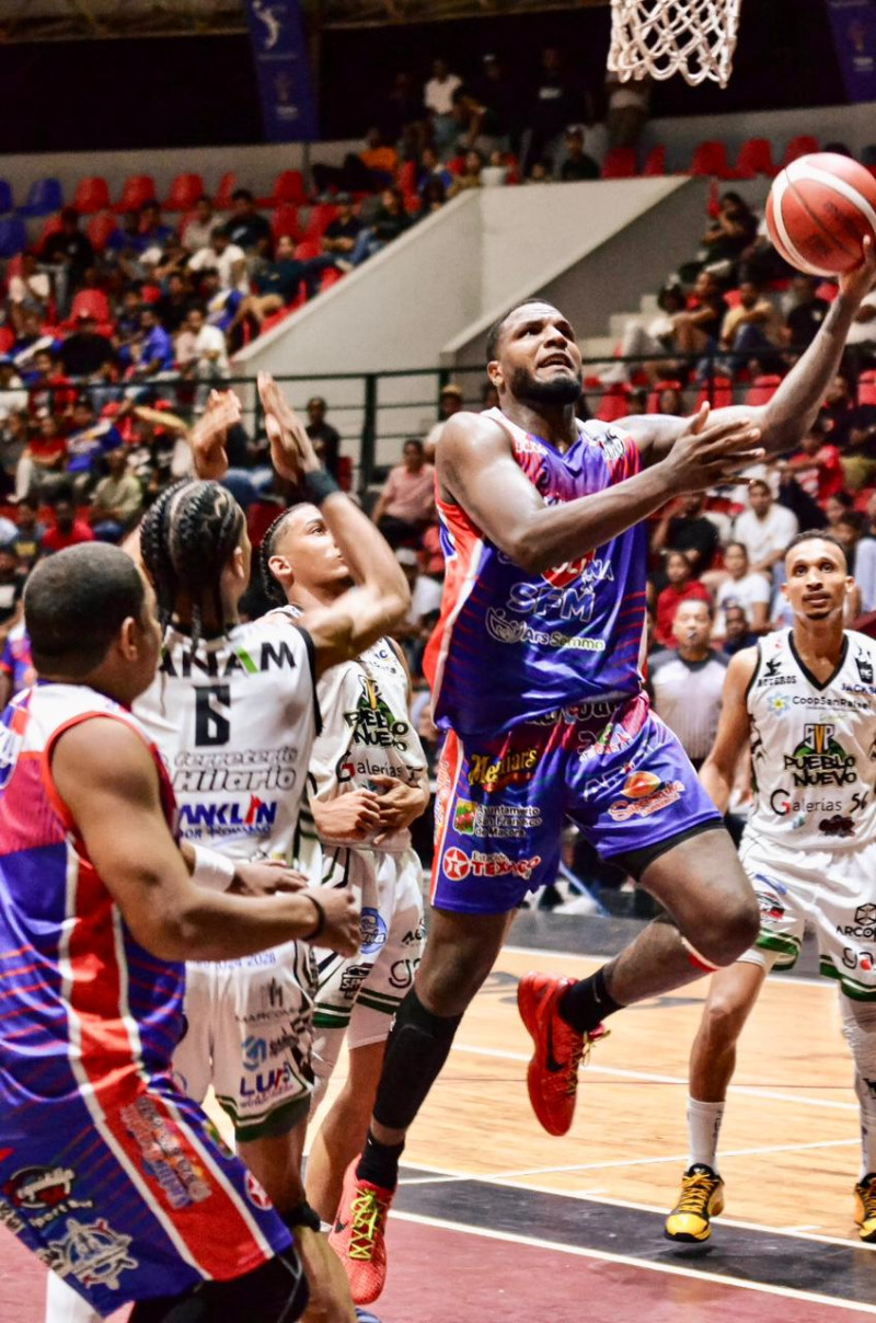 Luismal Ferreiras fue el mejor a la ofensiva por el Máximo Gómez en su triunfo sobre San Vicente en el inicio de la final del baloncesto superior de San Francisco de Macorís.