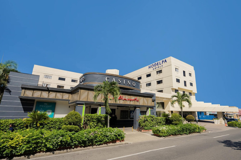 Fachada del hotel Gran Almirante en Santiago de los Caballeros.