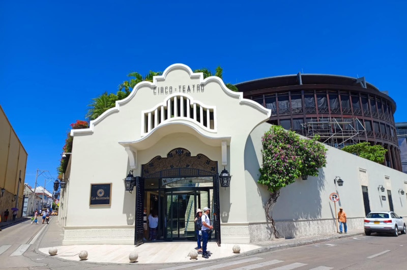 Entrada al Centro Comercial La Serrezuela con la antigua plaza de toros al fondo a la derecha.