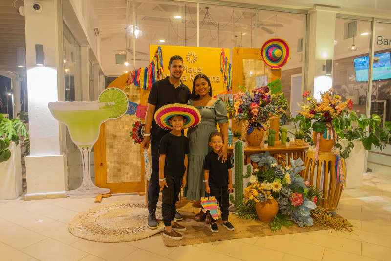 Robert Jiménez y Lisaury Arias junto a sus hijos