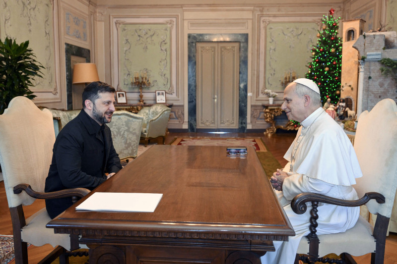 El Papa León XIV recibe en audiencia privada a Su Excelencia el Sr. Volodymyr Zelensky, Presidente de la República de Ucrania, ayer en el Vaticano.