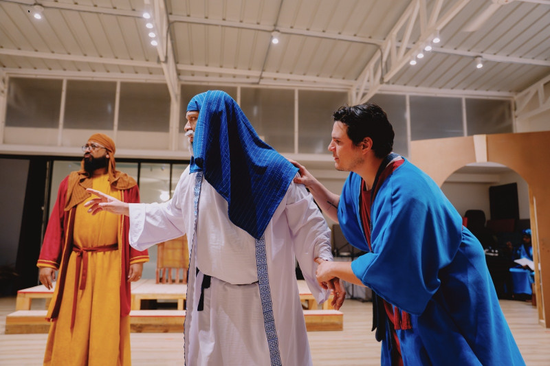 El elenco de “Enviados” lo componen 19 actores y un equipo técnico de ocho profesionales.
