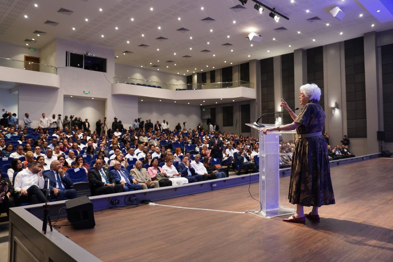 Milagros Ortiz Bosch expone durante la actividad.