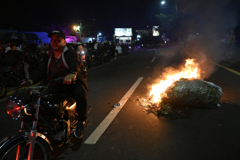 Partidarios de la candidata presidencial de LIBRE, Rixi Moncada, queman bolsas de basura cerca de la sede del Instituto Nacional de Formación Profesional, donde se encuentra el material electoral de las últimas elecciones presidenciales