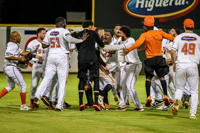 Jugadores de los Toros celebran tras hit de oro.