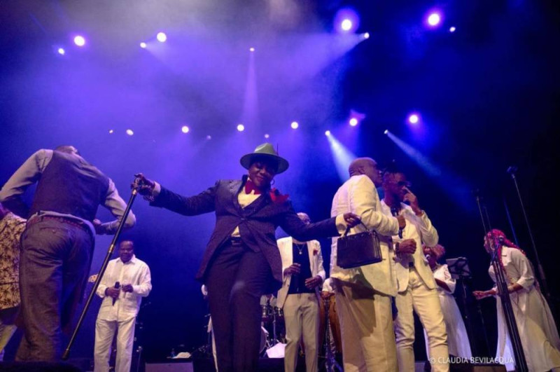 El compas, que surgió en la década de 1950 con aportes decisivos del saxofonista Nemours Jean-Baptiste, es un género musical y una danza emblemáticos de la identidad haitiana.