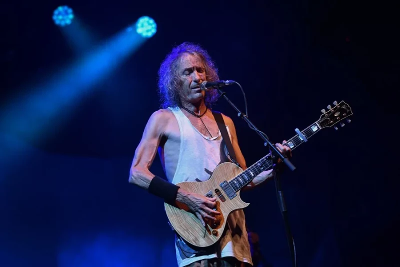 El cantante Roberto Iniesta 'Robe' en foto de archivo durante una actuación en Almería dentro del su gira 'Ni Santos ni Inocentes'.