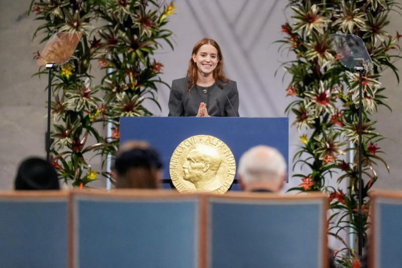 La hija de la ganadora del Premio Nobel de la Paz, Ana Corina Sosa, acepta el premio en nombre de su madre durante la ceremonia del Premio Nobel de la Paz en el Ayuntamiento de Oslo.